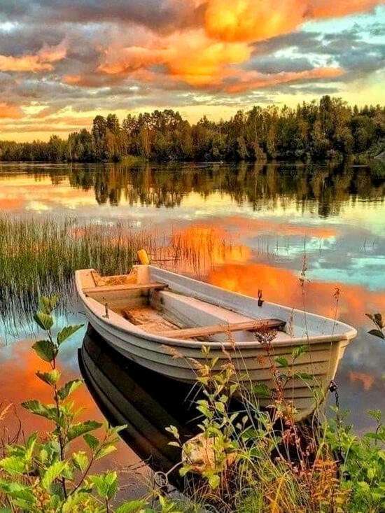 Картина по номерам 40x50 Одинокая лодка на закате дня