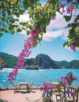 Прекрасный пейзаж с туристическим корабликом в заливе