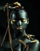 Без бренда «Девушка в черно-золотом макияже» в Махачкала в интернет-магазине  Без бренда «Девушка в черно-золотом макияже» в Махачкала